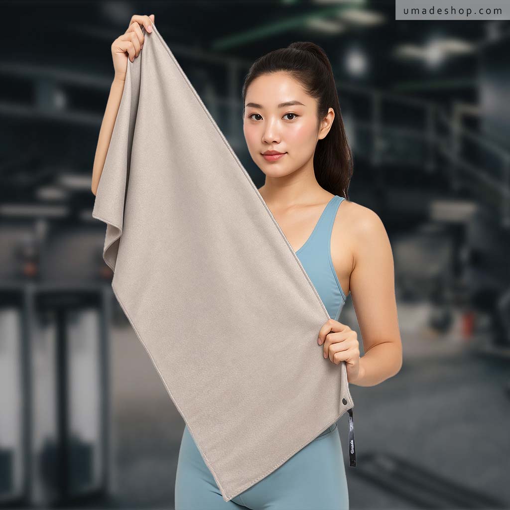 umade-萬用運動毛巾/萬用快乾巾/旅行毛巾,女性於健身房手持毛巾展示尺寸與柔軟觸感