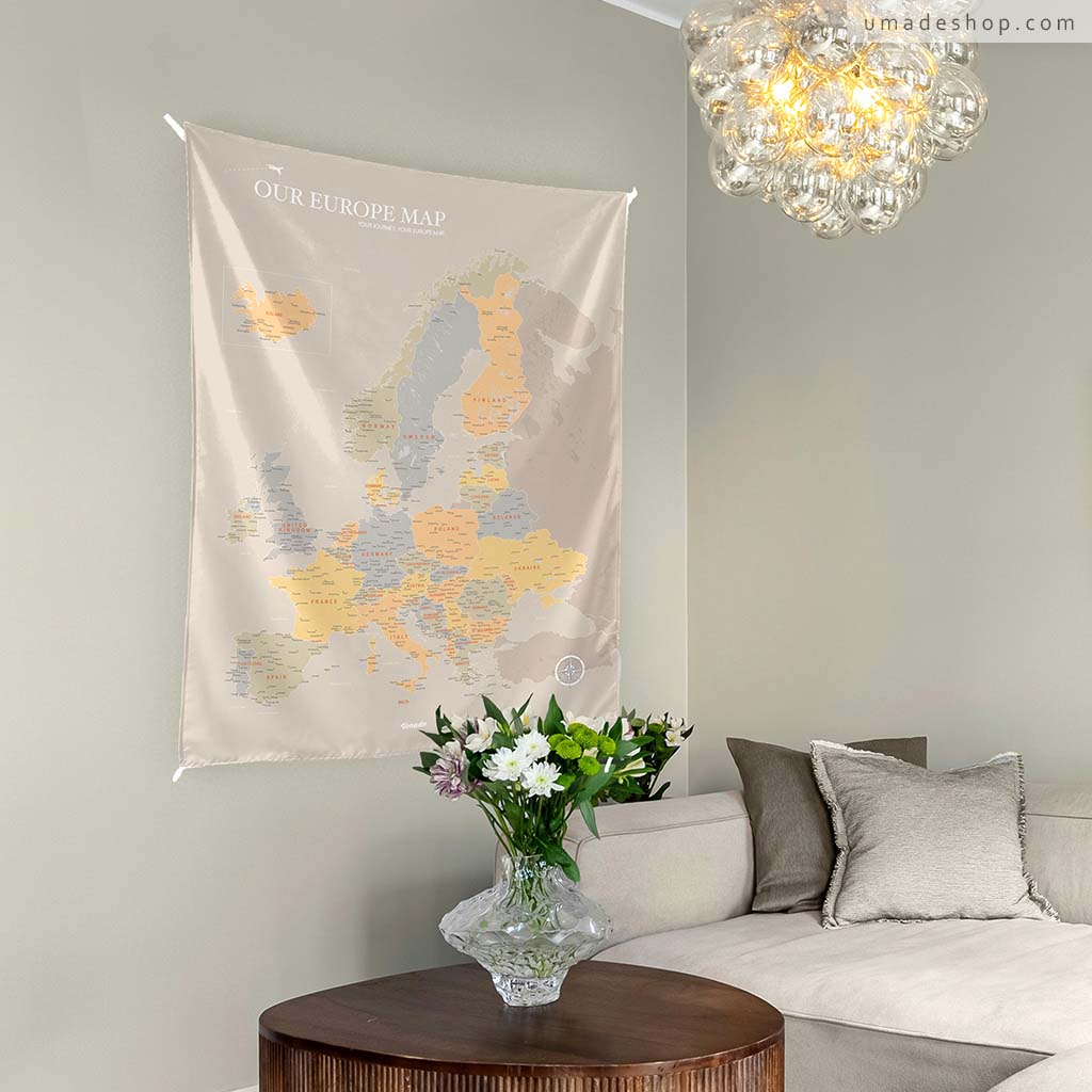 umade-umap-訂製歐洲地圖(壁幔/布),霧彩綠款掛於客廳牆面,莫蘭迪色調柔和高雅,為居家增添藝術氣息