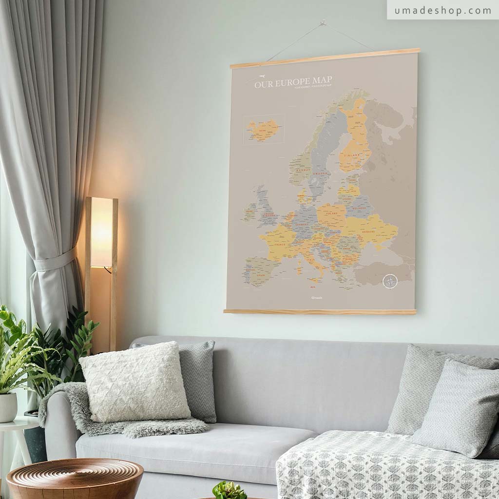 umade-umap-訂製歐洲地圖(實木框海報),霧彩綠款掛於客廳牆面,展現莫蘭迪色系的溫柔氛圍,是歐洲旅行回憶的理想居家裝飾