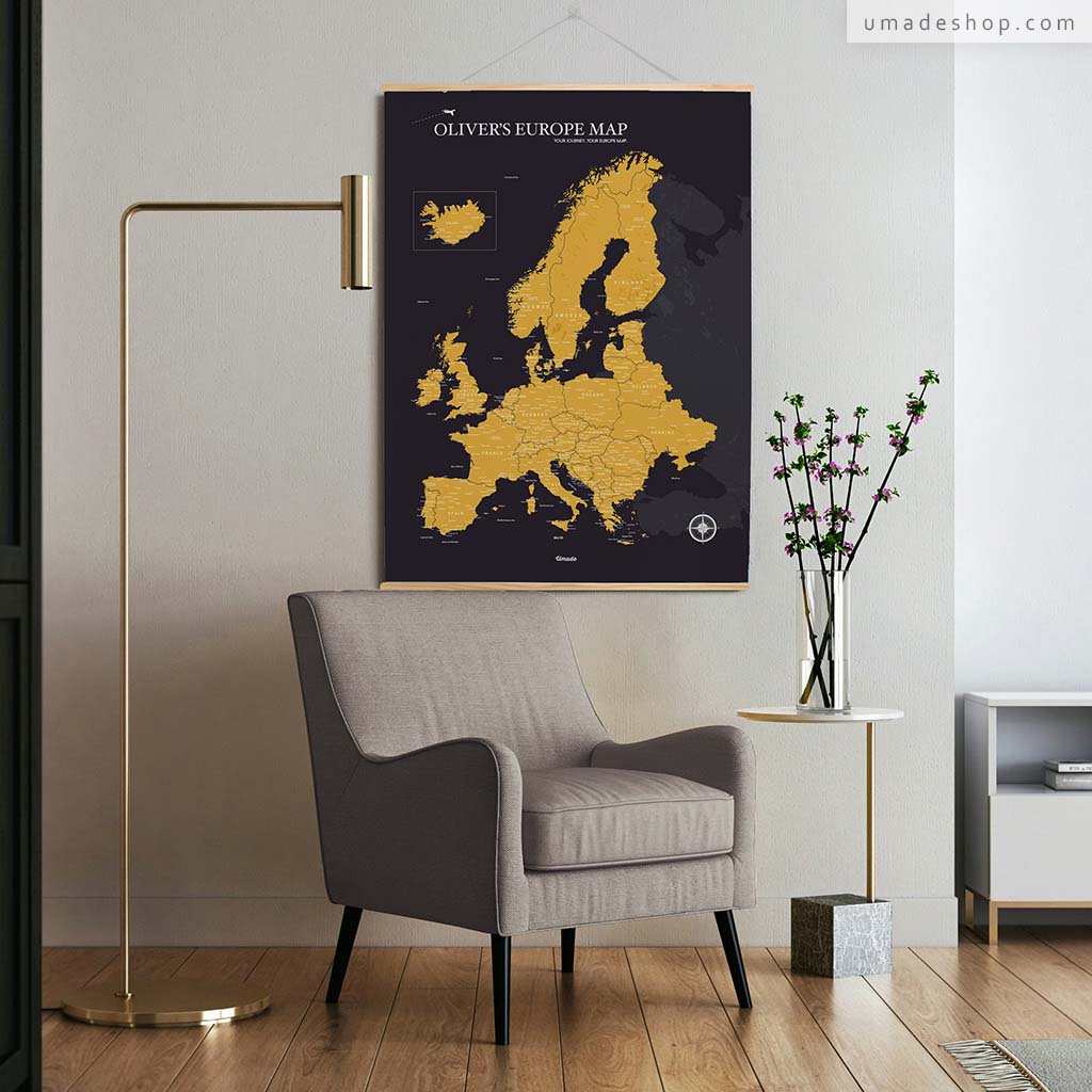umade-umap-訂製歐洲地圖(實木框海報),曜金黑款搭配現代沙發與金屬燈具,展現成熟品味與歐洲旅行靈感