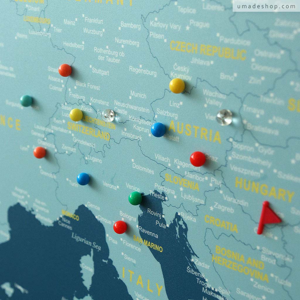Umade-umap-訂製歐洲地圖(實木框海報),普魯士藍款掛於櫃上牆面,清新藍色調融合北歐居家風格,是旅行紀念與送禮首選,展示亮彩系列地標磁鐵
