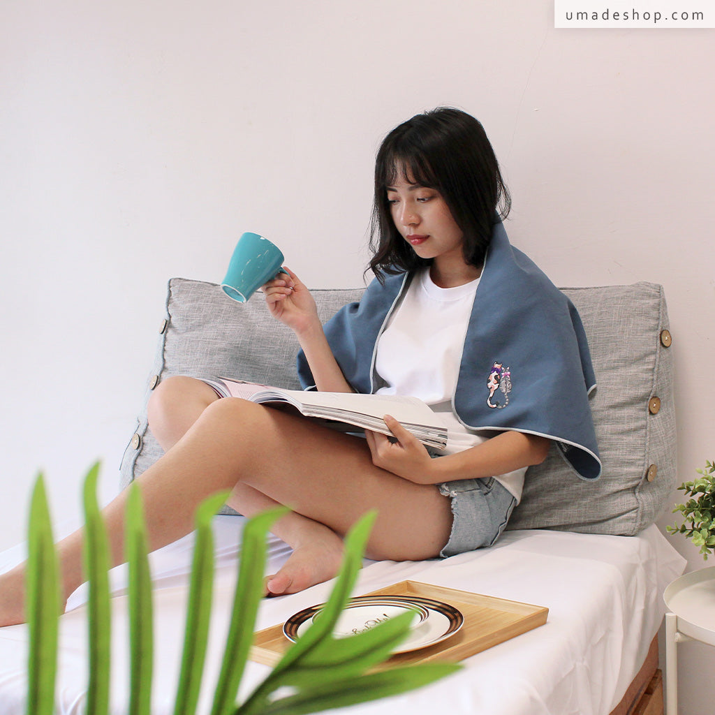 umade-萬用快乾巾/旅行浴巾/運動毛巾-喵星人好朋友-灰銀藍色-假日放假在家就是要在冷氣房里窩在沙上披著毯子,看書、追劇、玩手機,當沙發馬鈴薯