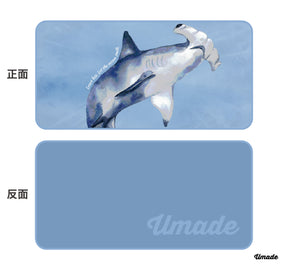 Umade 海洋微笑系列萬用快乾巾雙髻鯊款，圖樣設計正反面展示。