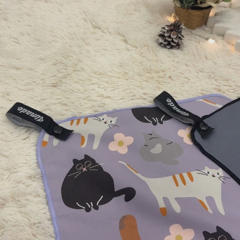 喵的擦一下快乾擦手巾組(2入)，附有長帶扣環，搞笑貓貓可愛插圖溫馨療癒，展示兩種圖樣，手一擦就乾超吸水，晾3分鐘快乾清爽不悶臭。