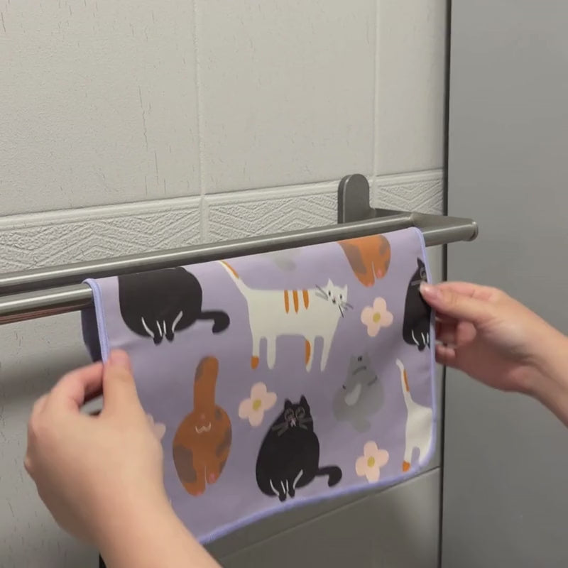 喵的擦一下快乾擦手巾組(2入)，附有長帶扣環，方便任意掛在想要的地方。