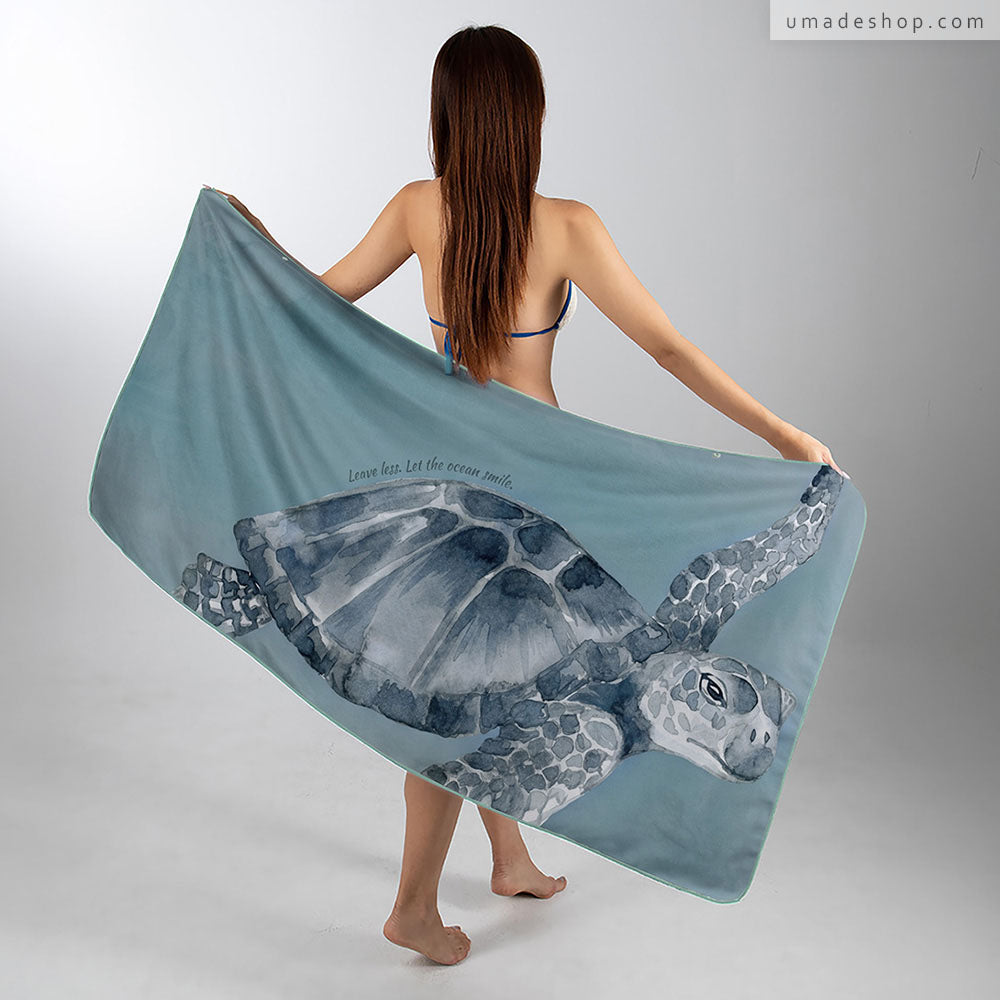 Umade 海洋微笑系列萬用快乾巾海龜款，展示Ｍ尺寸正面圖案。SUP、游泳、衝浪、潛水、海邊日光浴都適合，也能作為海灘巾、旅行毛巾、健身毛巾、浴巾與擦頭巾，一巾多用，出遊居家生活都實用。