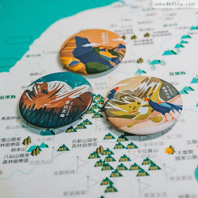Umade X 藍氏山岳聯名：台灣百岳地圖＋百岳徽章組合，展示徽章別在地圖上，將登山回憶變成紀錄。