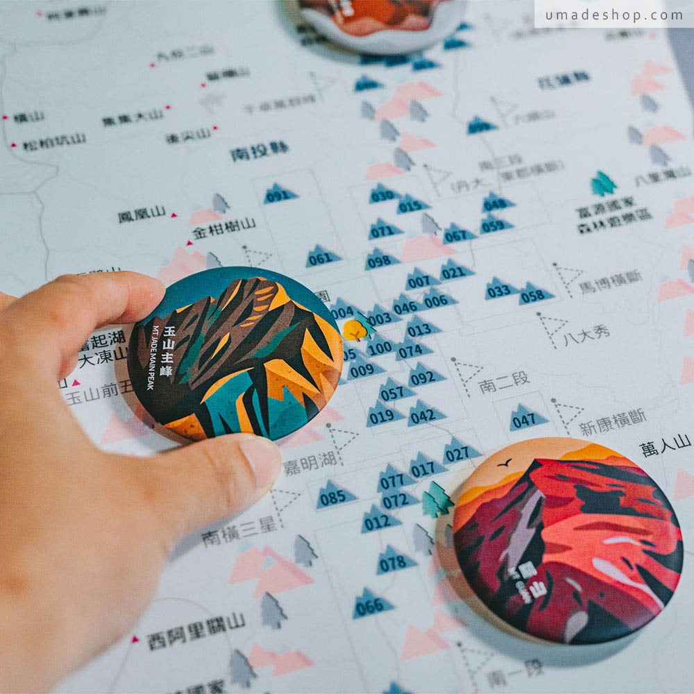 Umade X 藍氏山岳聯名：台灣百岳地圖＋百岳徽章組合，使用插旗磁鐵地標，將登山回憶變成紀錄。