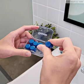 Umade可塑型耳塞取出使用示意，柔軟矽膠材質可隨手塑形。