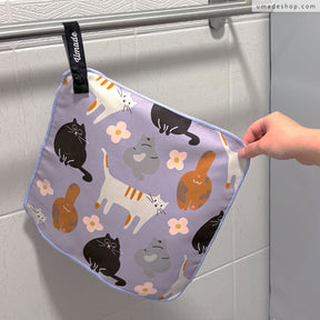 喵的擦一下快乾擦手巾組(2入)，可愛又搞笑的貓咪圖案，展示紫色擦手巾圖樣。