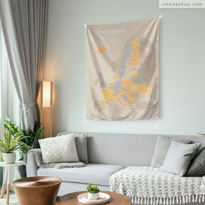 umade-umap-訂製歐洲地圖(壁幔/布)，霧彩綠款搭配灰色沙發與柔光窗簾，營造溫潤舒心的北歐居家風