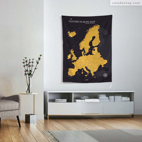 umade-umap-訂製歐洲地圖(壁幔/布)，曜金黑款懸掛於簡約客廳牆面，打造沉穩高質感的居家裝飾風格