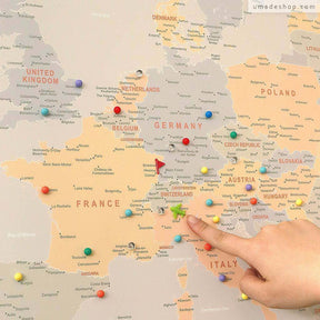 Umade-umap-訂製歐洲地圖(實木框海報)，霧彩綠款掛於客廳牆面，展現莫蘭迪色系的溫柔氛圍，展示馬卡龍系列地標磁鐵