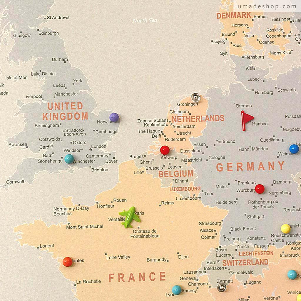 Umade-umap-訂製歐洲地圖(實木框海報)，霧彩綠款掛於客廳牆面，展現莫蘭迪色系的溫柔氛圍，展示馬卡龍系列地標磁鐵