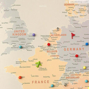 Umade-umap-訂製歐洲地圖(實木框海報)，霧彩綠款掛於客廳牆面，展現莫蘭迪色系的溫柔氛圍，展示馬卡龍系列地標磁鐵