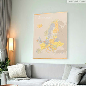 umade-umap-訂製歐洲地圖(實木框海報)，霧彩綠款展示於客廳，溫和配色完美融入傢俱擺設，細細品味旅人文化
