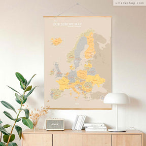 umade-umap-訂製歐洲地圖(實木框海報)，霧彩綠款掛於客廳牆面，展現莫蘭迪色系的溫柔氛圍，是歐洲旅行回憶的理想居家裝飾