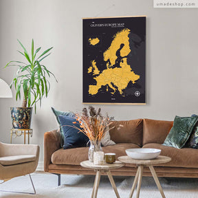 umade-umap-訂製歐洲地圖(實木框海報)，曜金黑款掛於客廳牆面，結合深色背景與金色歐洲國界設計，為空間增添奢華氛圍