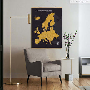 umade-umap-訂製歐洲地圖(實木框海報)，曜金黑款搭配現代沙發與金屬燈具，展現成熟品味與歐洲旅行靈感