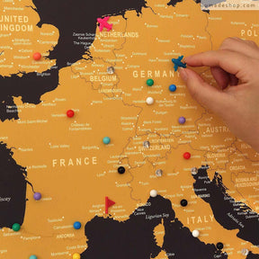 umade-umap-訂製歐洲地圖(實木框海報)，曜金黑款搭配書桌空間，散發沉穩高質感，適合辦公室或書房掛畫裝飾，展示亮彩系列與飛機地標磁鐵