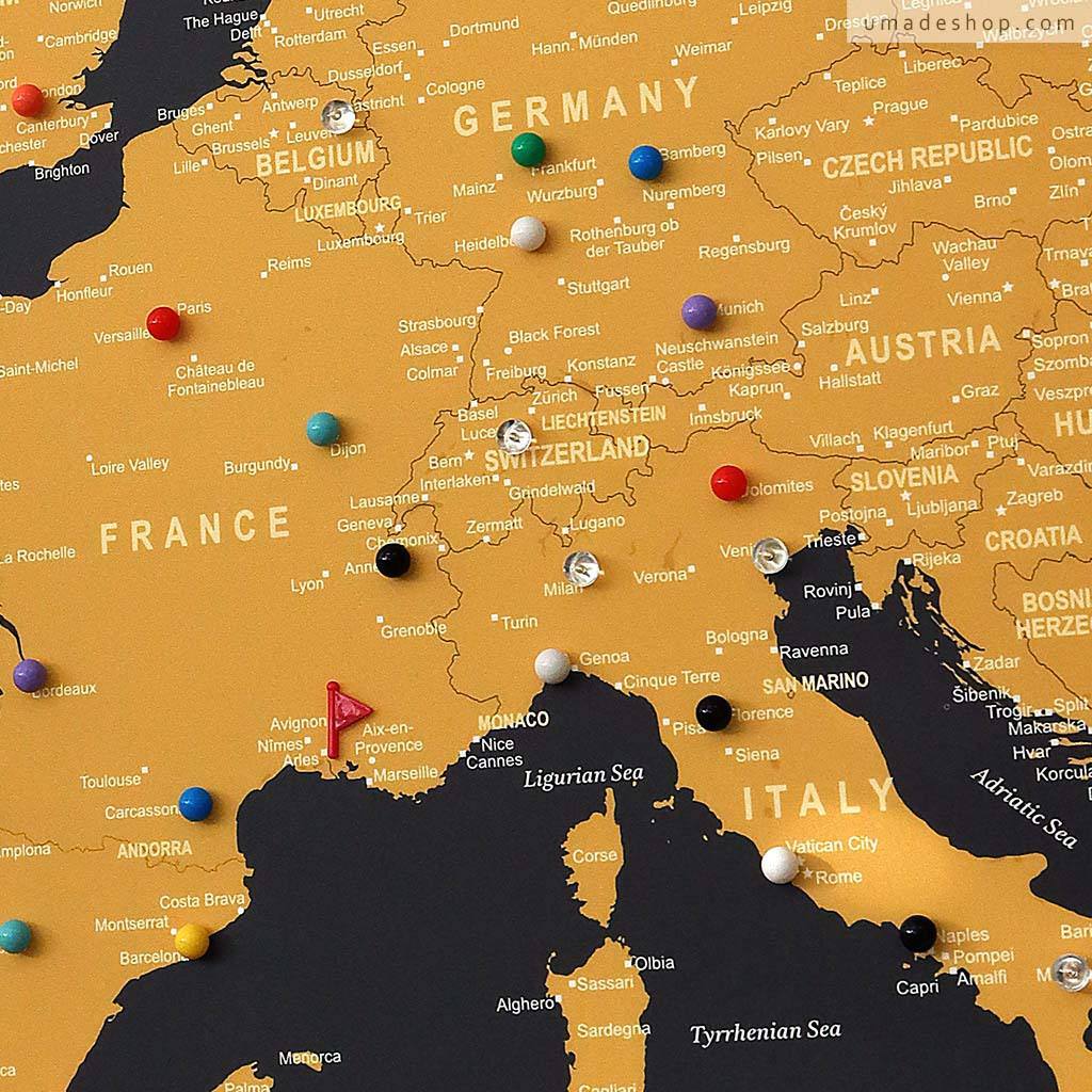 umade-umap-訂製歐洲地圖(實木框海報)，曜金黑款搭配書桌空間，散發沉穩高質感，適合辦公室或書房掛畫裝飾，展示亮彩系列地標磁鐵