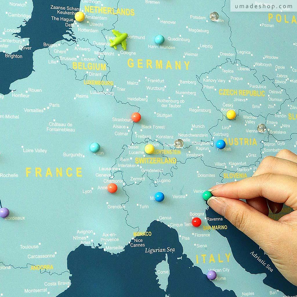 Umade-umap-訂製歐洲地圖(實木框海報)，普魯士藍款掛於櫃上牆面，清新藍色調融合北歐居家風格，是旅行紀念與送禮首選，展示馬卡龍系列地標磁鐵