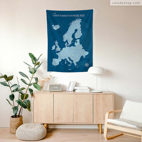 umade-umap-訂製歐洲地圖(壁幔/布)，普魯士藍色，搭配原木櫃與綠植擺飾，展現清新北歐居家氛圍，森林系居家配飾