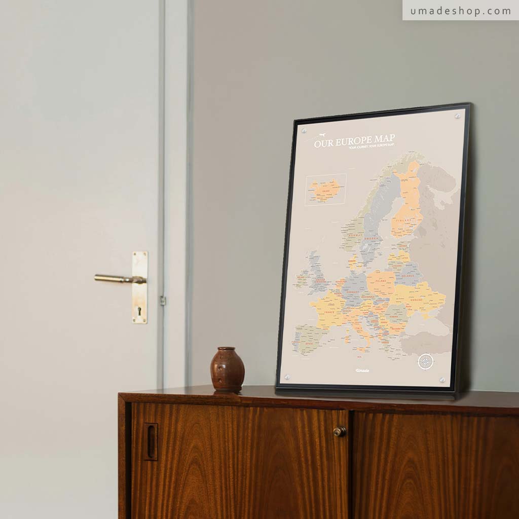 umade-umap-訂製歐洲地圖(IKEA磁吸系列)，霧彩綠款搭配深木櫃與灰牆，呈現低調優雅的莫蘭迪色居家風格