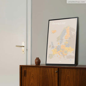 umade-umap-訂製歐洲地圖(IKEA磁吸系列)，霧彩綠款搭配深木櫃與灰牆，呈現低調優雅的莫蘭迪色居家風格