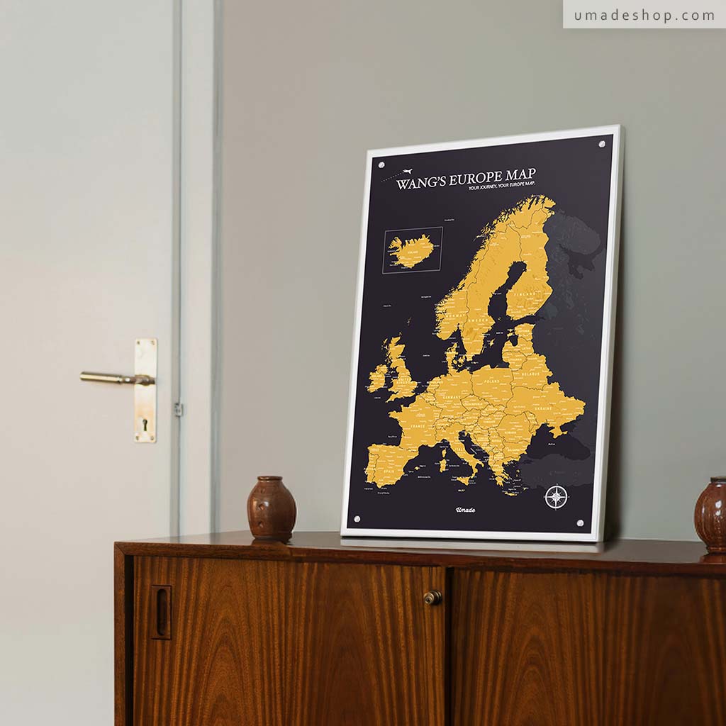 umade-umap-訂製歐洲地圖(IKEA磁吸系列)，曜金黑款搭配木質櫃與暖色調牆面，展現現代歐式居家風格