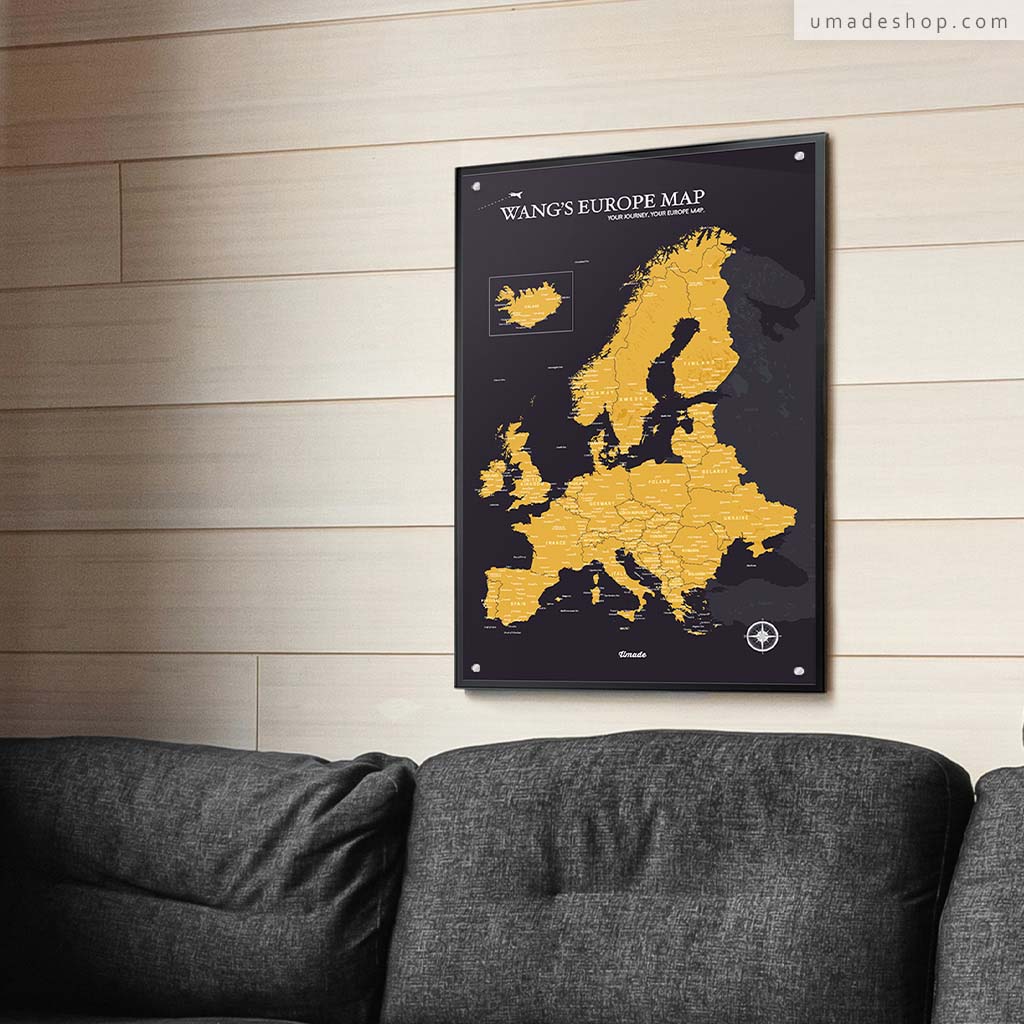 umade-umap-訂製歐洲地圖(IKEA磁吸系列)，曜金黑款掛於木牆上方沙發背牆，散發沉穩高質感的空間氛圍