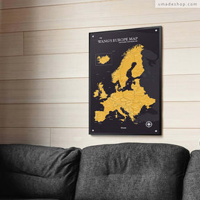 umade-umap-訂製歐洲地圖(IKEA磁吸系列)，曜金黑款掛於木牆上方沙發背牆，散發沉穩高質感的空間氛圍