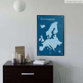 umade-umap-訂製歐洲地圖(IKEA磁吸系列)，普魯士藍款置於深色櫃上，明亮藍調凸顯歐洲旅行地圖細節