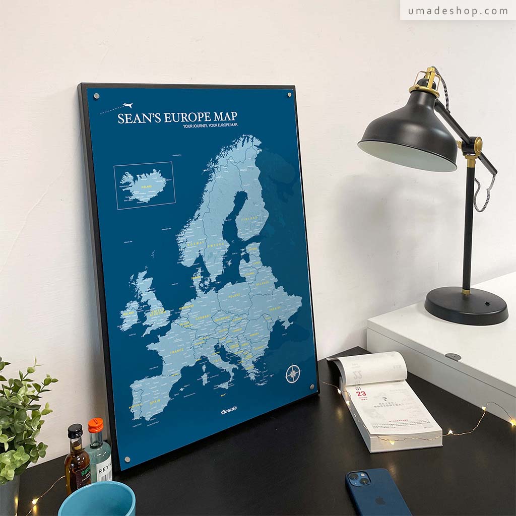 umade-umap-訂製歐洲地圖(IKEA磁吸系列)，普魯士藍款靠牆擺放於書桌旁，營造文青風格與歐洲探旅靈感