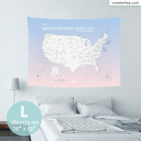 umade-umap-訂製美國地圖(壁幔/布)-輕柔粉色-地圖尺寸L的模擬示意圖，美國地圖掛至牆面上的空間呈現