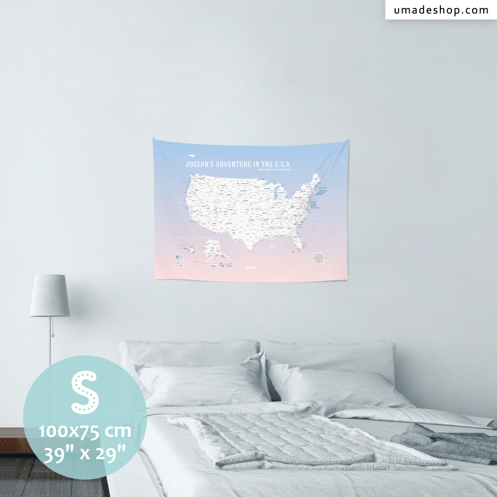 umade-umap-訂製美國地圖(壁幔/布)-輕柔粉色-地圖尺寸Ｓ的模擬示意圖，牆面視覺空間呈現