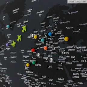 umade-umap-訂製世界地圖(實木框海報)-彩色水晶磁鐵地標-夜幕黑色-將每個地點標註起來動力滿滿